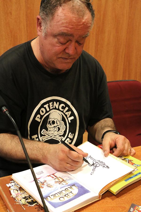 Aquest any, en Carlos Azagra,, és el responsable del cartell de la 71a edició de la Fira del Llibre d'Ocasió i Antic i Modern.
Historietista, il·lustrador i catellista,  és un dels grans noms del còmic reivindicatiu. Ha col·laborat amb moltes publicacions com el Diari de Barcelona, El Jueves i El Víbora, entre altres. 
Famós per publicar la sèrie Pedro Pico y Pico Vena, a la revista setmanal El Jueves.